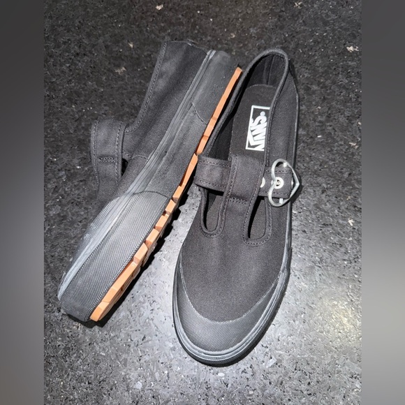 NEW VANS BLACK Style 93 Mary Jane Sneakers Silver Heart Buckle SZ 6.5 - Picture 3 of 11
